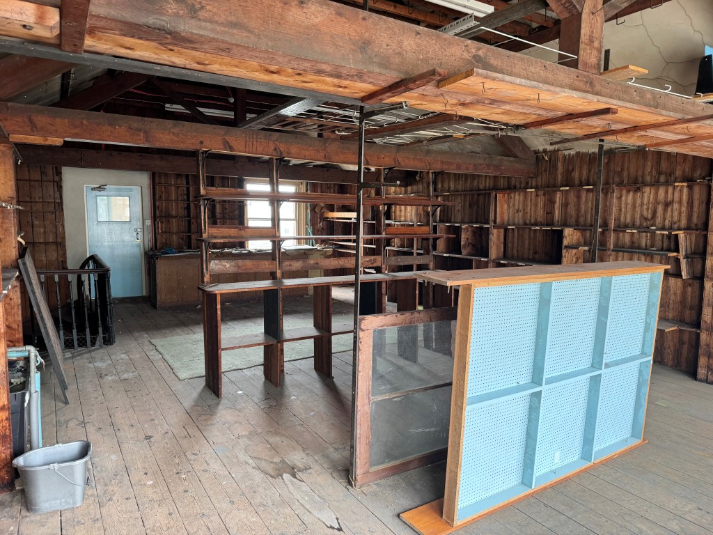 Lot: 28 - LANDMARK FREEHOLD COMMERCIAL BUILDING OVER FOUR FLOORS WITH REAR VEHICULAR ACCESS - Storage room